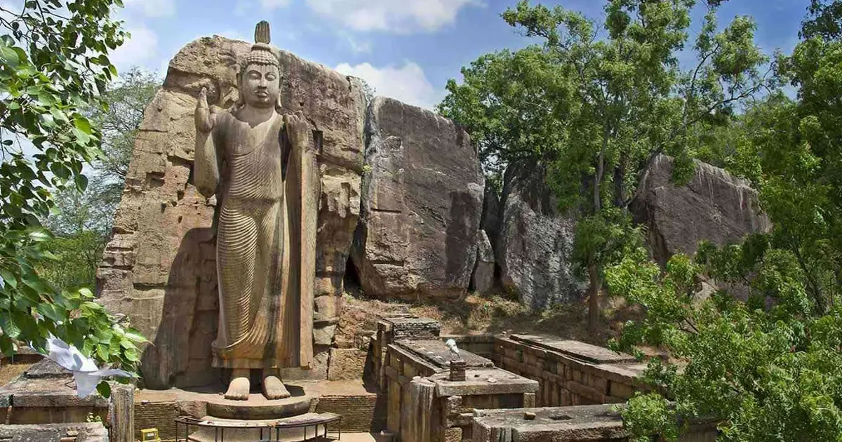 Avukana-Buddha-Statue-Anuradhapua-Ancinet-City
